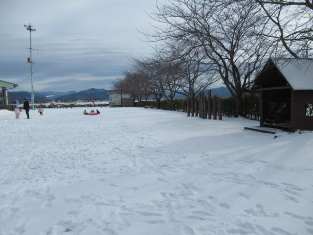 園庭でも雪遊び！